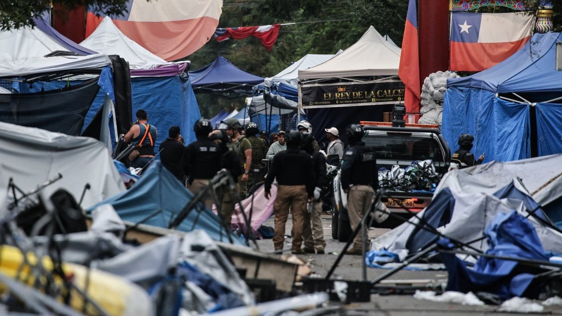 Gran contingente policial y municipal en nuevo desalojo de "toldos azules" en Meiggs