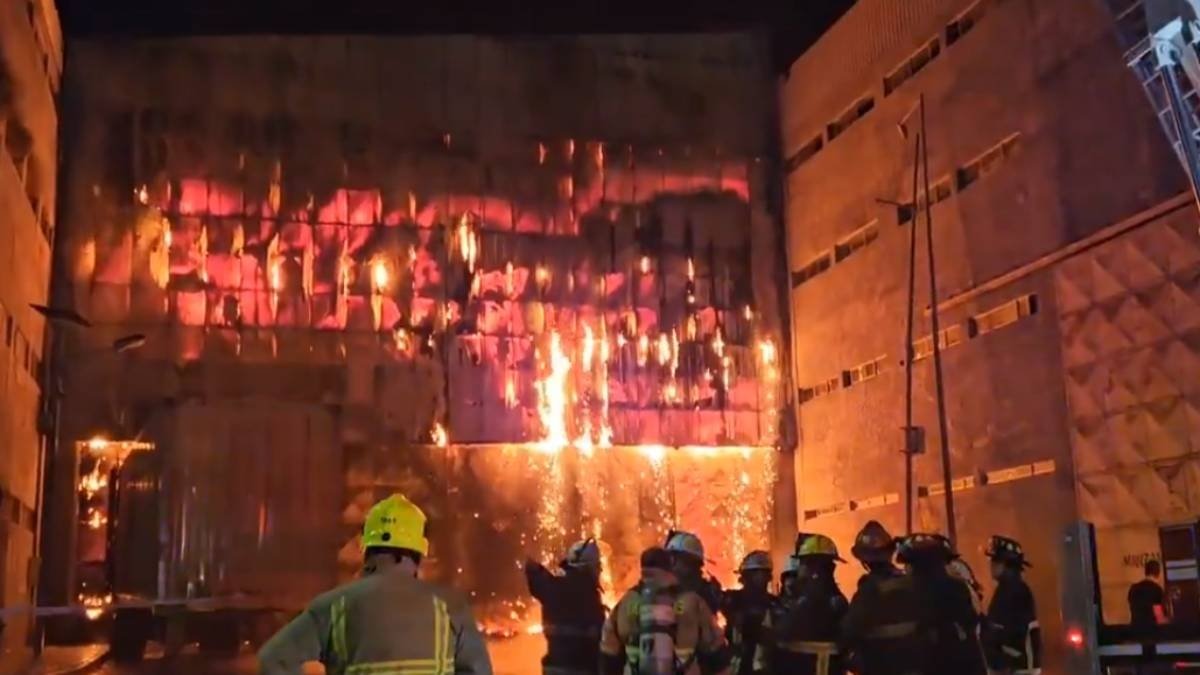Voraz incendio destruye dos galpones de Zona Franca en Iquique