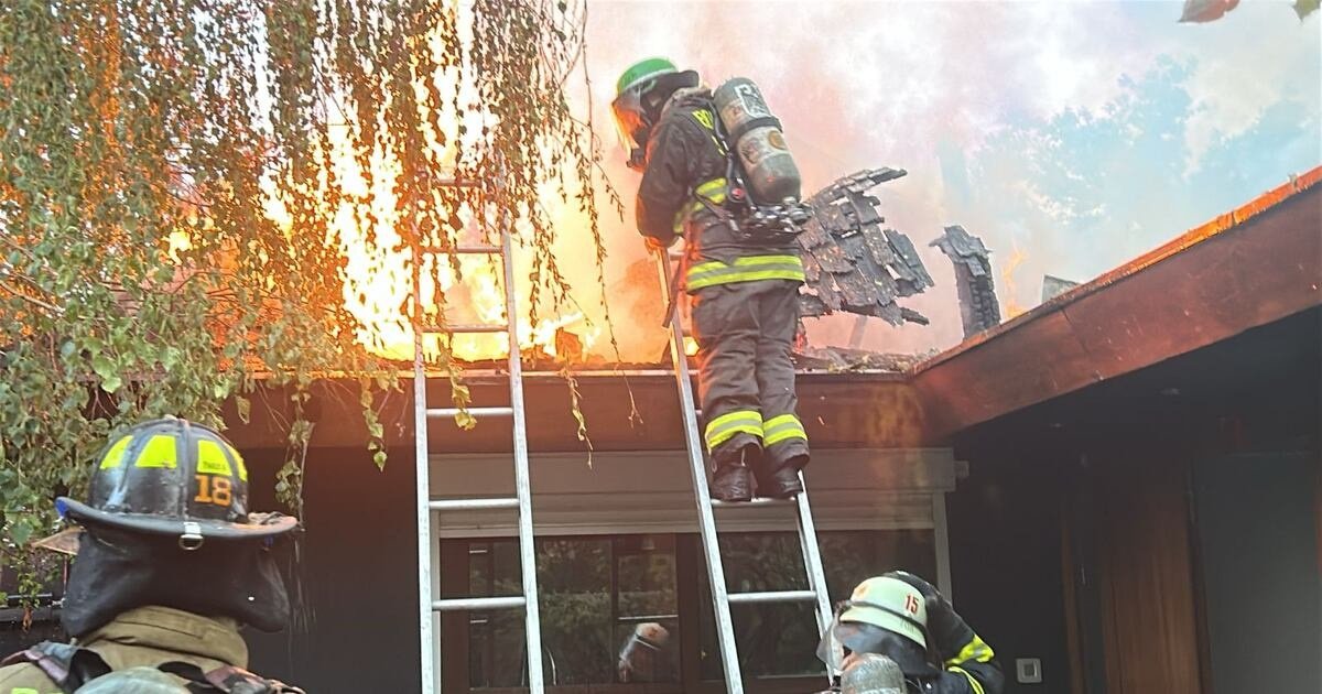 Bomberos controla incendio en casa de Vitacura