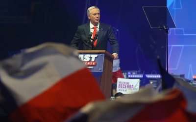 Kast cerró su campaña en el Movistar Arena con puesta en escena al estilo Trump