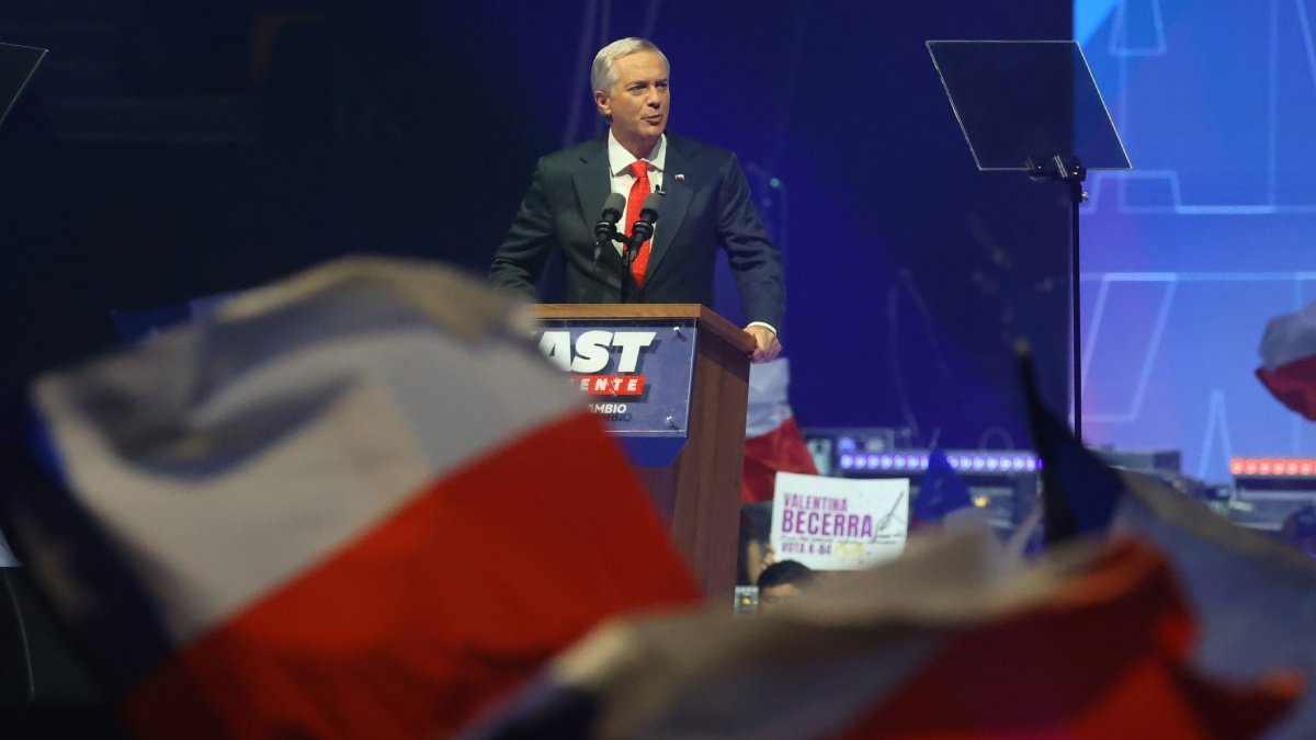 Kast cerró su campaña en el Movistar Arena con puesta en escena al estilo Trump