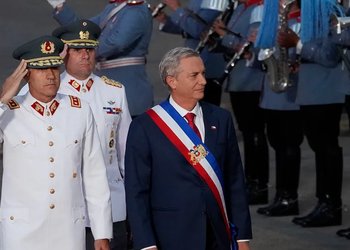 Kast firma decretos para “la emergencia”: pide construir barreras físicas y trasladar más militares a la Macrozona Norte