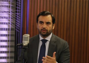 Ministro Gajardo emplaza a Kast a explicar a las víctimas por qué condenados podrían cumplir penas en sus domicilios