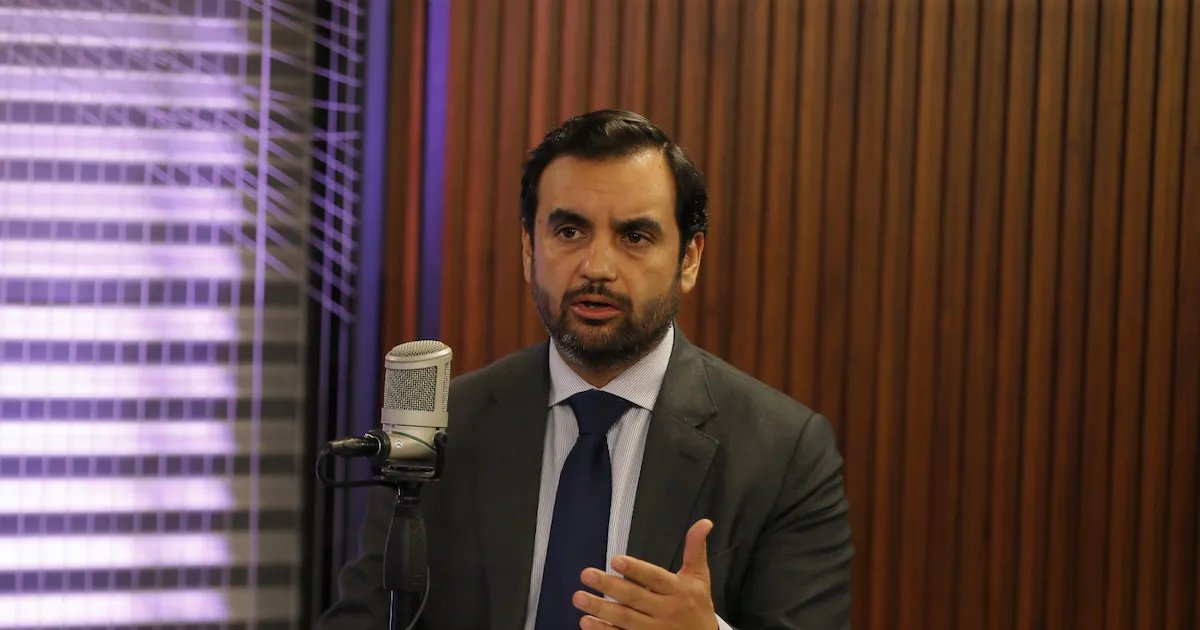 Ministro Gajardo emplaza a Kast a explicar a las víctimas por qué condenados podrían cumplir penas en sus domicilios