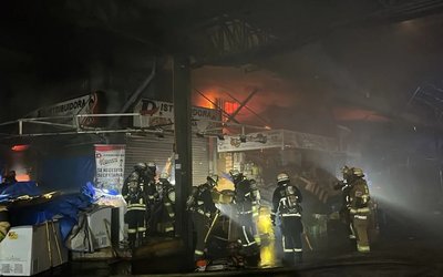 Incendio afecta a más de 50 locales en la Vega Central