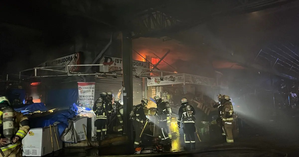Incendio afecta a más de 50 locales en la Vega Central