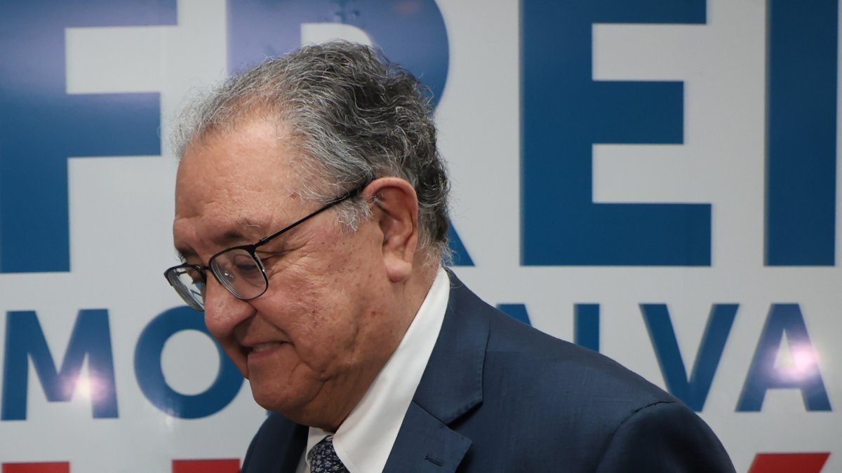 Huenchumilla renunció a la presidencia de la DC apelando a un "recambio generacional"