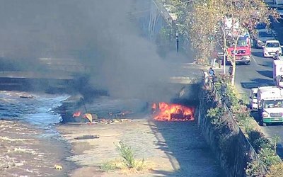 Queman estructura bajo el puente Patronato durante operativo de desalojo de rucos