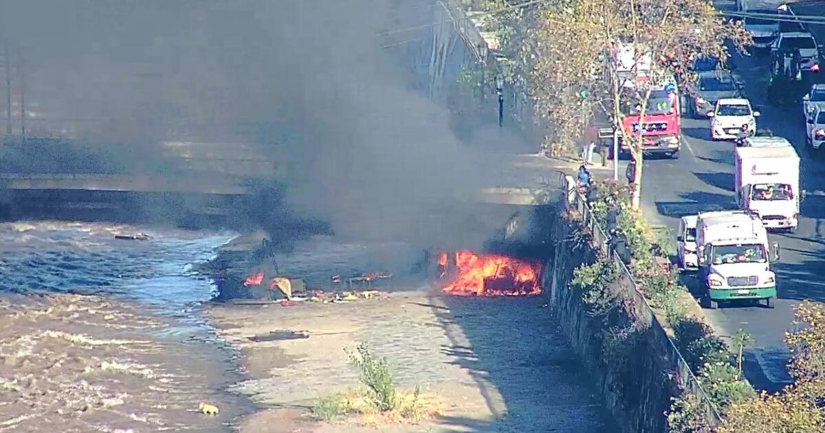 Queman estructura bajo el puente Patronato durante operativo de desalojo de rucos