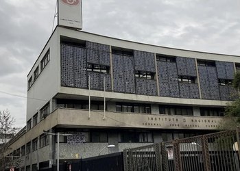 Incidentes se registran en las afueras del Instituto Nacional: encapuchados lanzaron fuegos artificiales