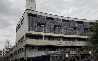 Incidentes se registran en las afueras del Instituto Nacional: encapuchados lanzaron fuegos artificiales