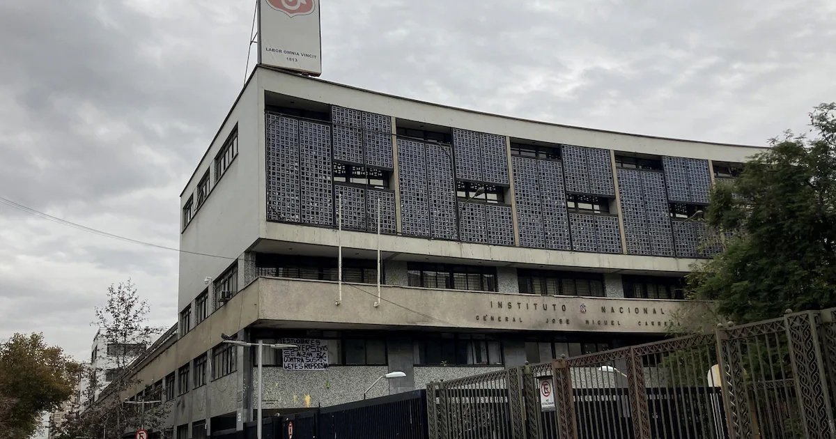 Incidentes se registran en las afueras del Instituto Nacional: encapuchados lanzaron fuegos artificiales